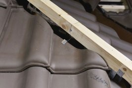 Зажим для крепления подрезанной черепицы Braas