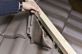 Зажим для крепления подрезанной черепицы Braas
